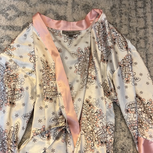 Morgan Taylor Floral Robe - Picture 2 of 4